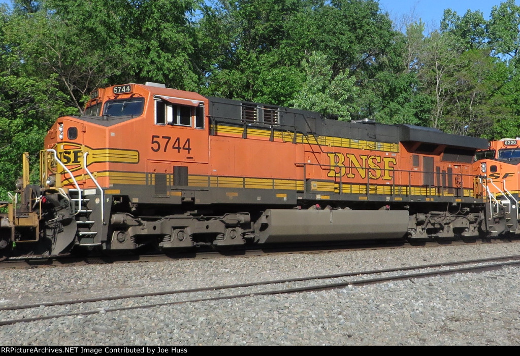 BNSF 5744